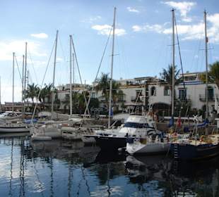Teil des Hafens mit schönen Villen von Puerto de Mogan