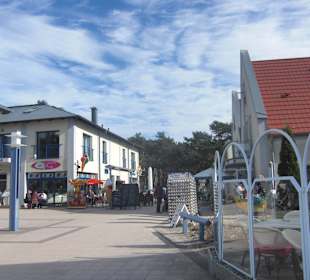 Blick zu den Geschäften/Restaurants