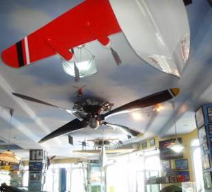 Decke mit Flugzeugteilen im Fly Inn