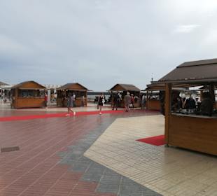 Uferpromenade von Arrecife mit Weihnachtsmarktbude