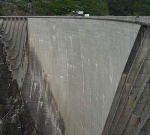 Die riesige Staumauer des Valle Verzasca