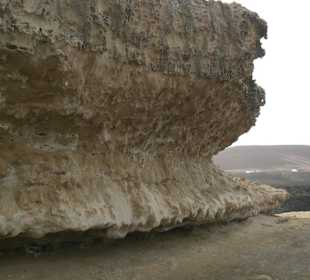 Steinformation auf dem Weg zu den Höhlen von Ajay