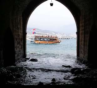 Турция. Аланья. Порт. Вид изнутри Красной башни.