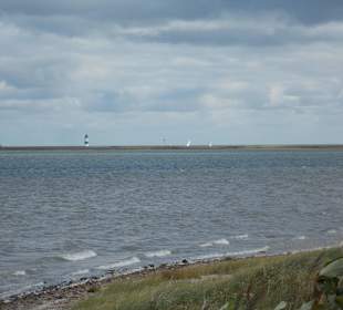 Seit 2015 ist der Leuchtturm grün/weiß gebändert.