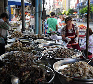 Vor dem Hotel Shanghai Mansion - Yaowarat Road