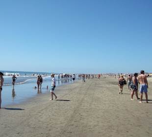 Morgens um 10 Uhr reger Verkehr am Strand 2011