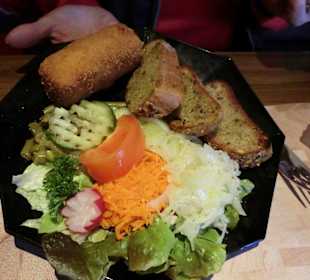 Fetakäse mit Knoblauchsauce und Salat