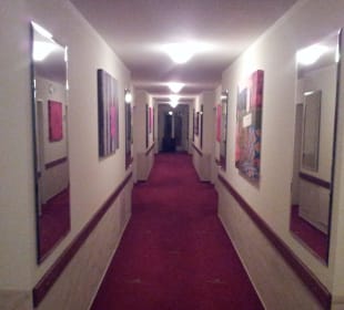 Gang mit regionaler Kunst