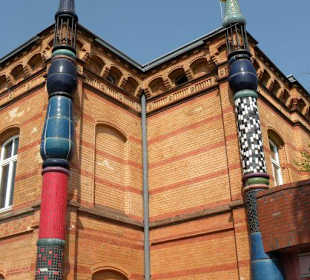 Säulen am Hauptgebäude