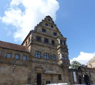 Außenansicht und Eingangspforte