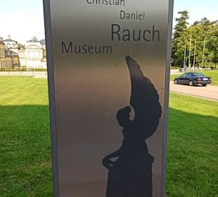 Hinweisschild vor dem Museum
