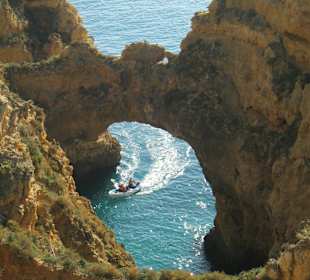 Zerklüftete Küste beim Leuchtturm bei Lagos