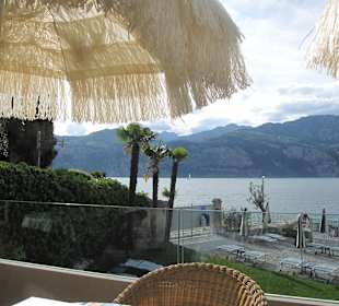 Sonnenterrasse mit Aussicht auf den Gardasee