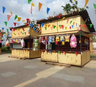 Spiel- und Schießbuden im Araya Thai