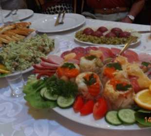 Kalte Platte ein Muss:Tatar, Zwiebeln, Huhn Gelee