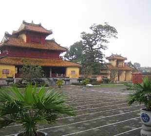 Ein Innenhof mit seinen Gebäuden.