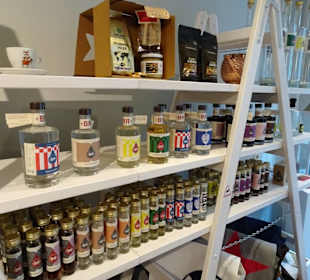 Blick auf die Auslagen der Fiev Sinn Shop Lounge