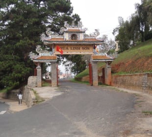 Dalat / Linh Son-Pagode Eingang
