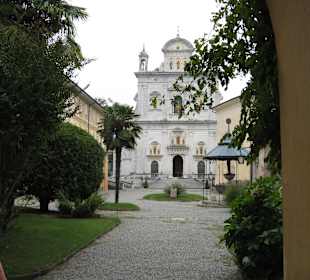 Eingang in den Zentralhof mit Basilika