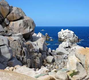 In den Granitfelsen des Capo Testa