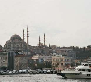 Blick vom Boot auf dem Bosporus auf Alt Istanbul