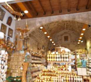 Daneben ein altes griechisches Geschäft