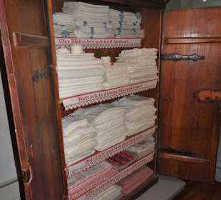 Alter Aussteuerschrank im Magazin des Museums