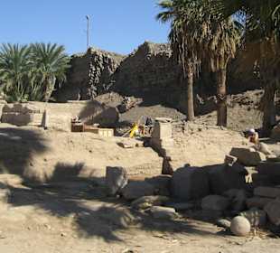 Karnak Komplex, Umfassungsmauer