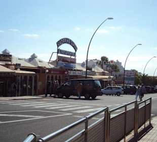 Kleines Einkaufszentrum wenige Schritte entfernt