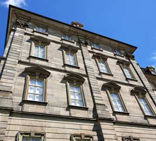 Am Haupthaus vom Schloss