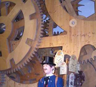 Das Uhrwerk der größten Kuckucksuhr der Welt