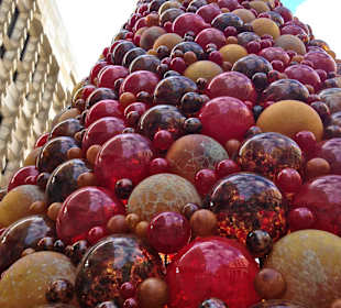 Mdina Glass Christmas Tree in front of L´Accademia