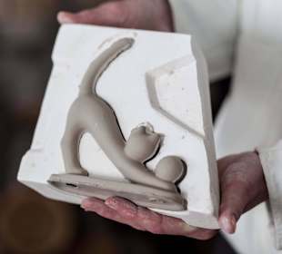 Żywe Muzeum Porcelany - odlewanie figurki