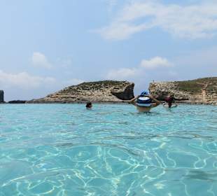 Die vom Comino Hotel & Bungalows ca. 500m entfernte blaue La