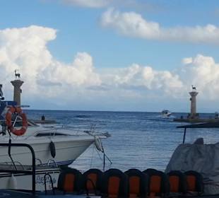 Hafeneinfahrt mit Statuen