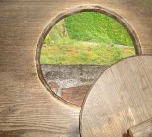 Landschaft durch in der Toilettenperspektive 