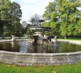Ansichten des Marcus-Brunnen im Bürgerpark