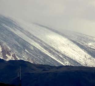 Schneebedeckter Berghang