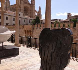 Durch die Bögen sieht man die Kathedrale