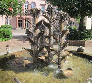 Der bekannte Dorfbrunnen in Herxheim
