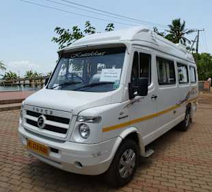 Der Kleinbus von Carnival Tours