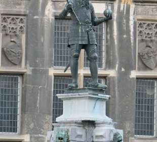 Der Karlsbrunnen in Aachen auf dem Rathausmarkt