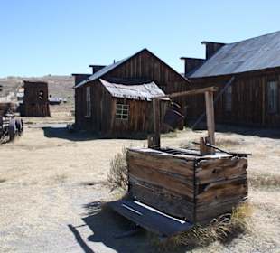 Gebäude mit Brunnen