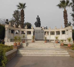 Ausstellung vor dem Museum.