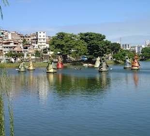 Park mit afrikanischen Göttern