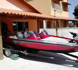 Bass Boat . Mit 200 PS Motor / 110 Km/h Spitze
