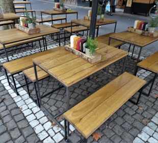 Tische im Außenbereich beim Kölner Hans im Glück