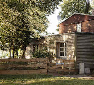 Das historische Hauptgebäude mit Anbau