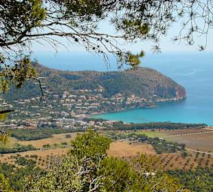 Blick aus den Bergen in die Bucht von Canyamel