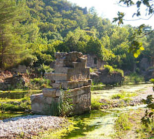 Auch das gehörte mal zu einer Brücke